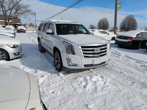 Used 2017 Cadillac Escalade ESV Premium Luxury image 2