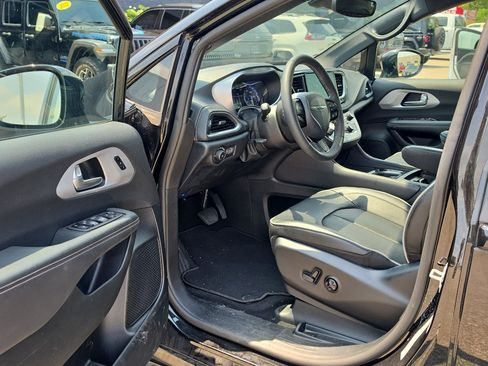 Used 2025 Chrysler Pacifica Limited FWD image 10