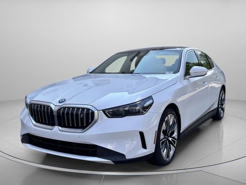 Used 2025 BMW i5 xDrive40 w/ Premium Package image 2