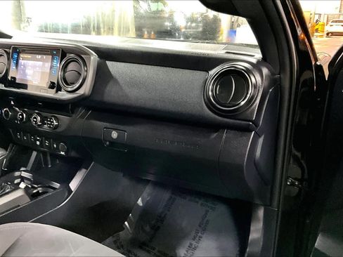 Used 2018 Toyota Tacoma TRD Off-Road w/ Technology Package image 19