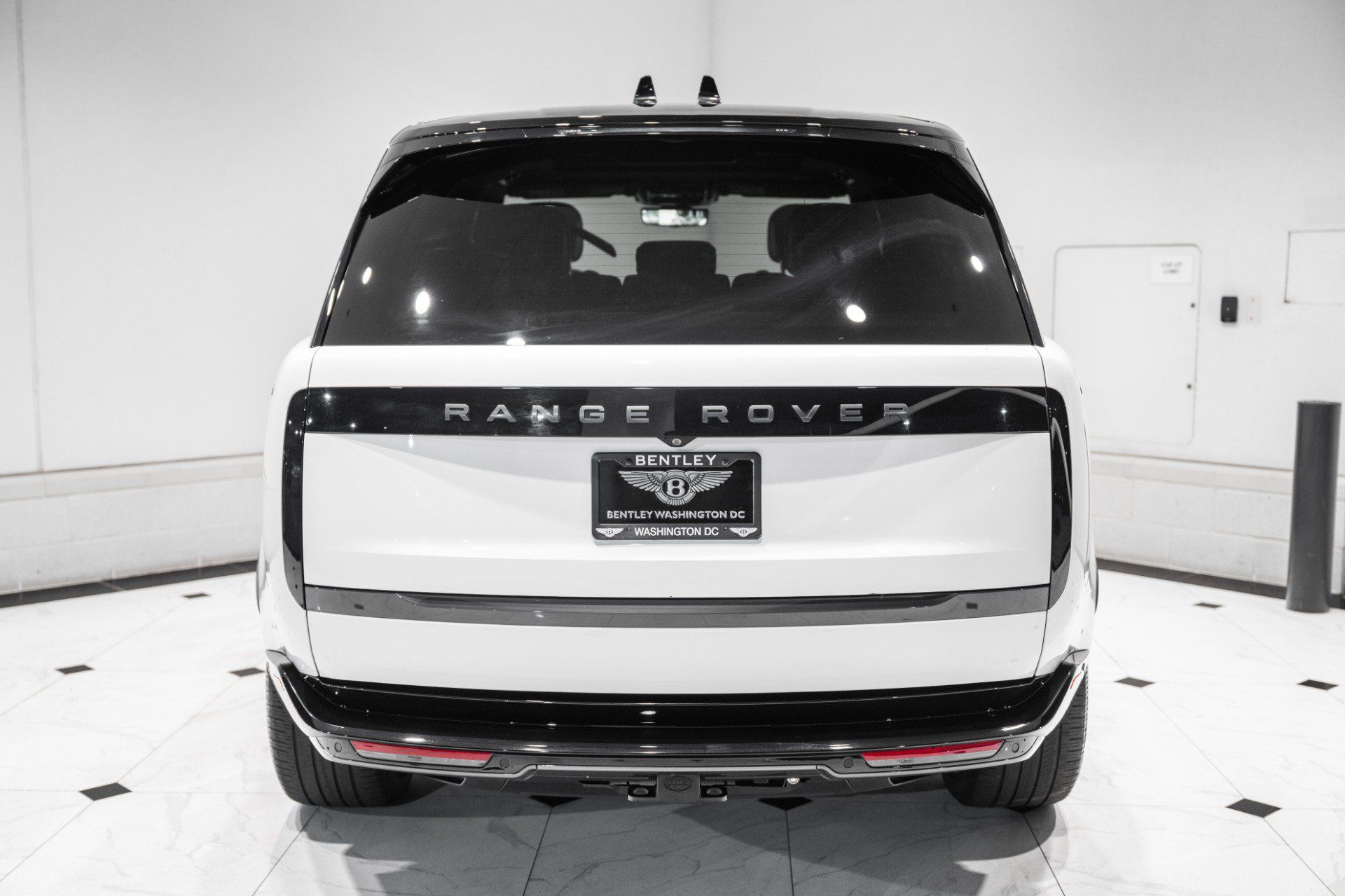 Used 2025 Land Rover Range Rover SE AWD/4WD image 8
