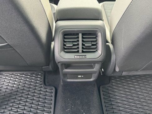 Used 2025 Volkswagen Taos SE w/ Panoramic Sunroof Package image 17