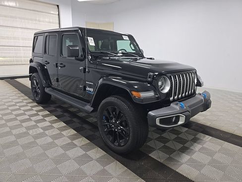 Used 2022 Jeep Wrangler Unlimited Sahara w/ Cold Weather Group AWD/4WD image 3