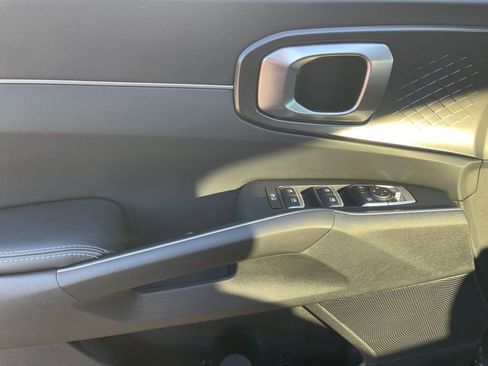 Used 2024 Kia Sorento S image 10