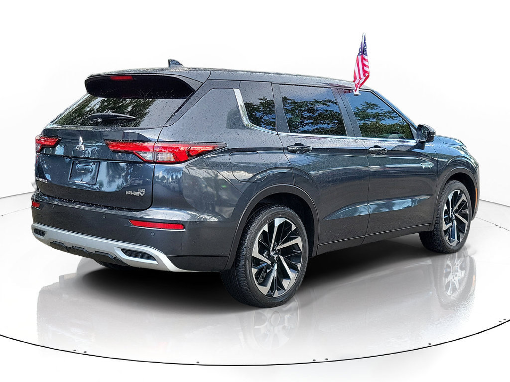 Used 2024 Mitsubishi Outlander 4WD Plug-In Hybrid image 3