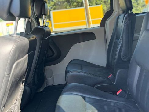 Used 2013 Chrysler Town & Country Touring image 9