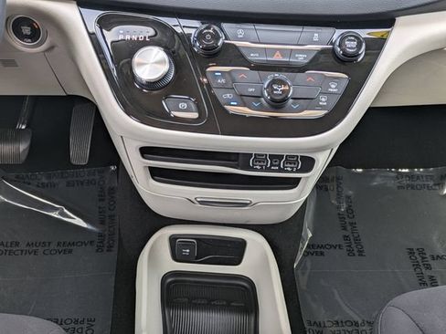 Used 2022 Chrysler Voyager LX FWD image 20