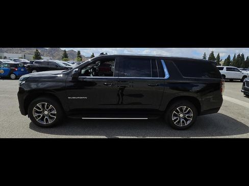 Used 2024 Chevrolet Suburban LT RWD image 9