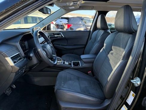 Used 2023 Mitsubishi Outlander SE image 2