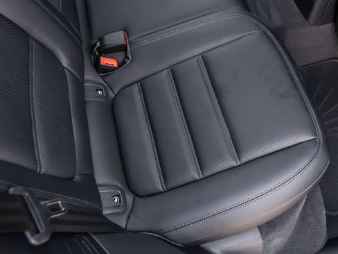 Certified 2026 Porsche Macan AWD/4WD image 41