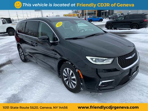 Used 2023 Chrysler Pacifica Touring-L image 3