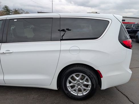 Used 2023 Chrysler Pacifica Touring-L FWD image 4
