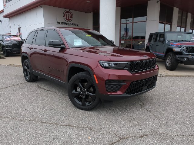 Used 2025 Jeep Grand Cherokee Altitude AWD/4WD image 3