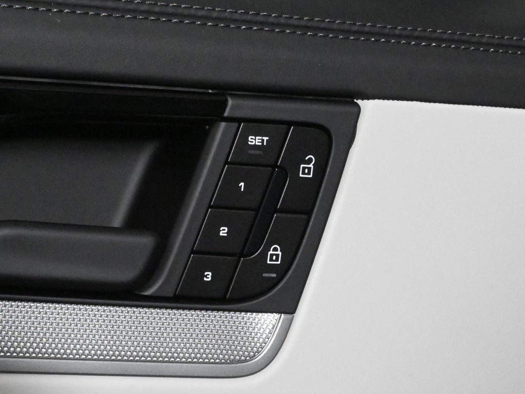 Used 2026 Porsche Cayenne S AWD/4WD image 32