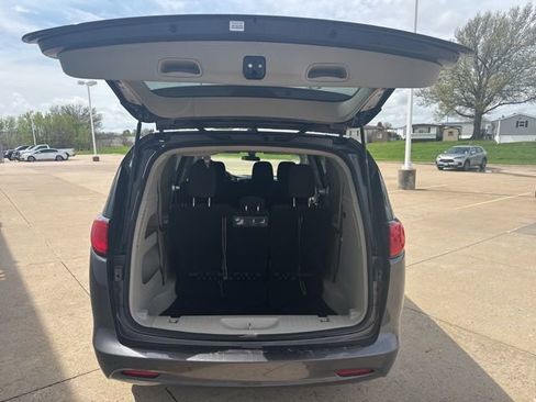 Used 2018 Chrysler Pacifica L FWD image 9