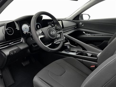 New 2025 Hyundai Elantra SEL image 14
