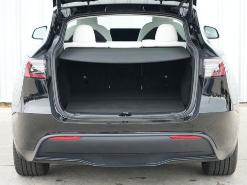 Used 2023 Tesla Model Y Long Range image 10