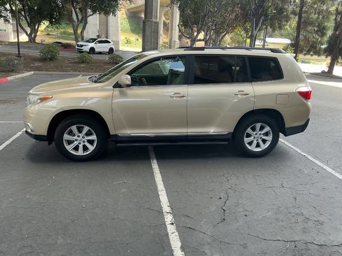 Used 2013 Toyota Highlander Plus FWD image 2