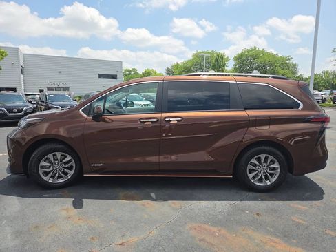 Used 2021 Toyota Sienna XLE FWD image 24