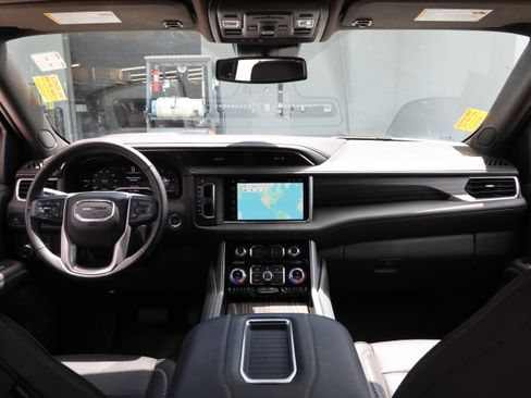 Used 2023 GMC Yukon XL Denali AWD/4WD image 17