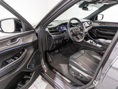 Used 2022 Jeep Grand Cherokee Overland RWD image 12