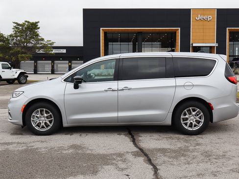 New 2026 Chrysler Pacifica Select image 8