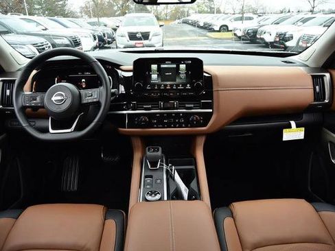 New 2025 Nissan Pathfinder Platinum image 8