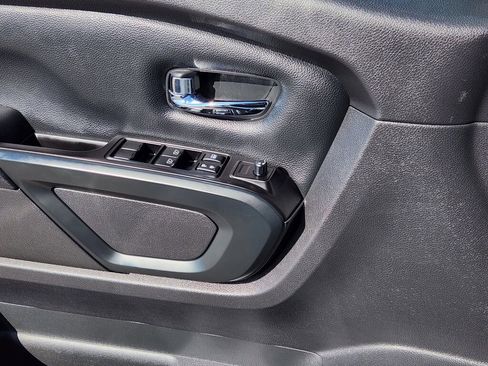Used 2019 Nissan Titan SV w/ SV Convenience Package image 7