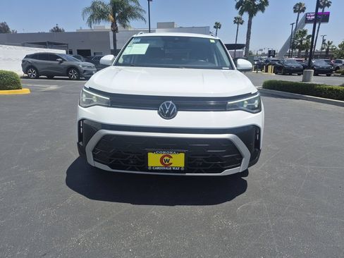 Used 2025 Volkswagen Taos SE FWD image 3