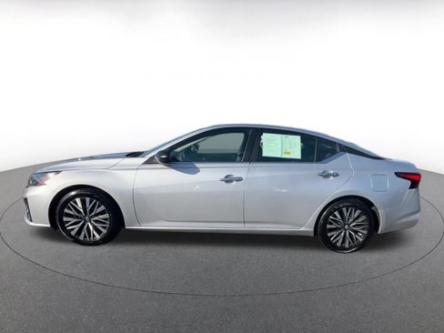Used 2024 Nissan Altima 2.5 SV image 9