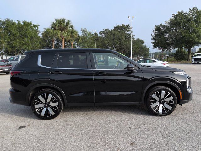 Used 2025 Mitsubishi Outlander SE FWD image 3