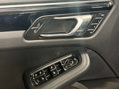 Certified 2025 Porsche Macan image 23