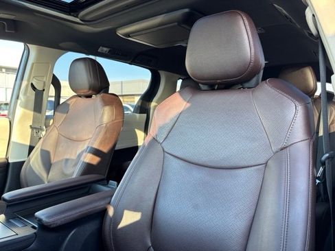 Used 2021 Toyota Sienna Platinum image 23
