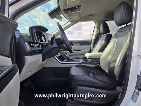 Used 2024 Kia Carnival LX image 9