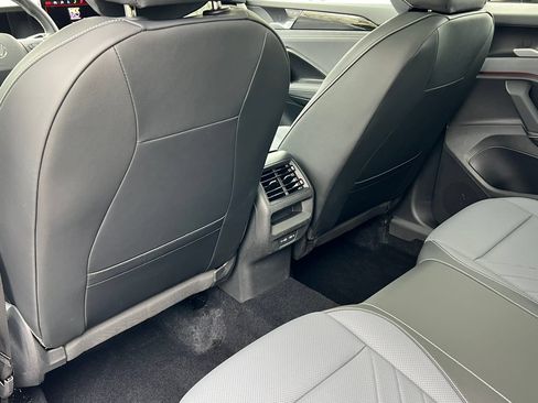Used 2025 Volkswagen Tiguan SE w/ Panoramic Sunroof Package AWD/4WD image 36