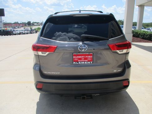 Used 2017 Toyota Highlander SE w/ Carpet Mat Package AWD/4WD image 7