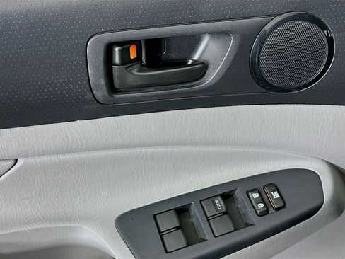 Used 2012 Toyota Tacoma PreRunner image 15