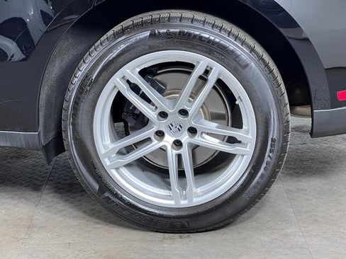 Certified 2025 Porsche Macan AWD/4WD image 10