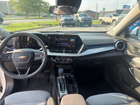 Used 2025 Chevrolet Trax LT FWD image 30
