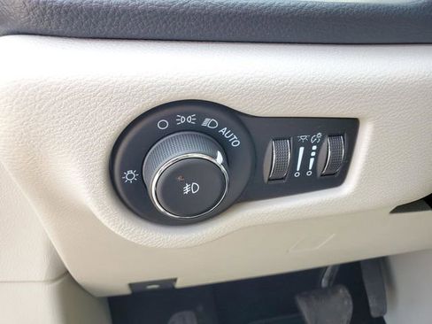 Used 2021 Chrysler Pacifica Limited AWD/4WD image 17