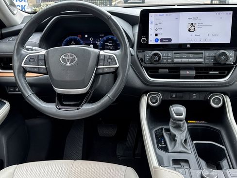 Used 2024 Toyota Grand Highlander AWD image 14