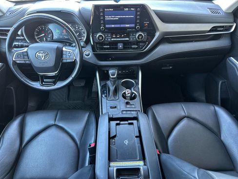 Used 2021 Toyota Highlander XLE image 12