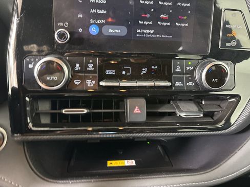 Used 2025 Toyota Highlander XSE AWD/4WD image 18