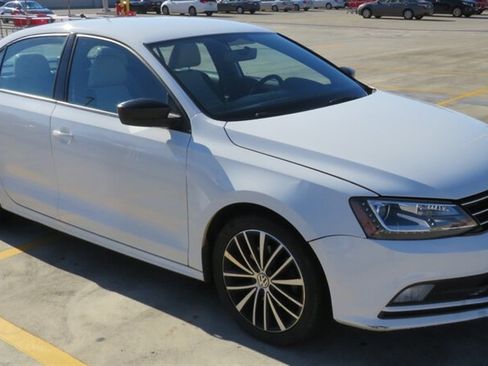 Used 2018 Volkswagen Jetta SE FWD image 4