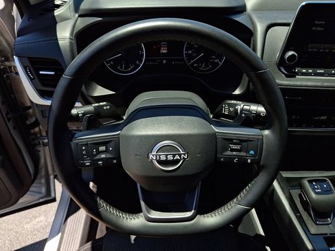 Used 2025 Nissan Rogue SV AWD/4WD image 18