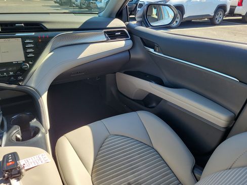 Used 2020 Toyota Camry SE image 18