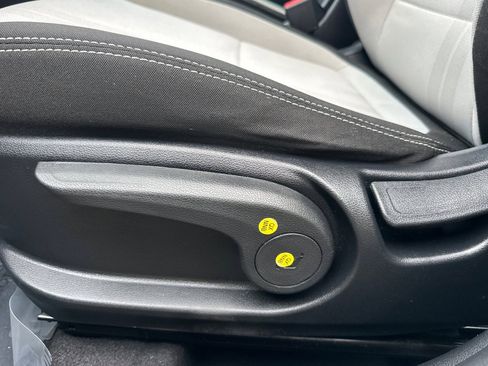 Used 2022 Hyundai Venue SEL w/ Cargo Package image 13