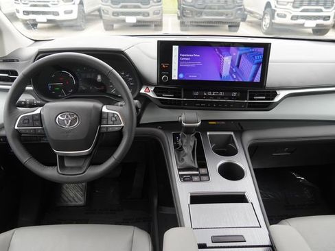 Used 2025 Toyota Sienna XLE FWD image 16