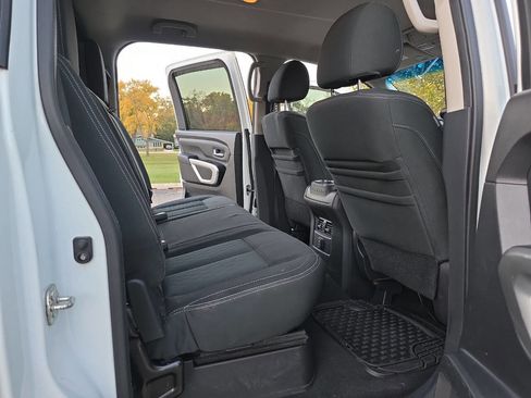 Used 2016 Nissan Titan SV image 15