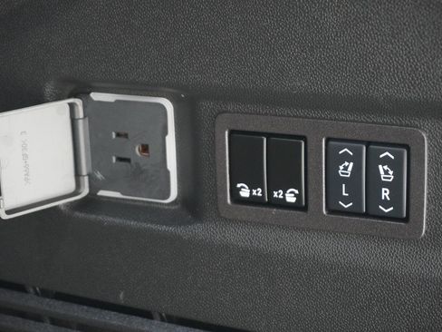 Used 2024 Chevrolet Tahoe Z71 w/ Luxury Package image 9